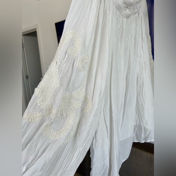 H&M Embroidered Off the Shoulder Top - Picture 4 of 4